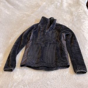 Like new North Face pullover quarter zip